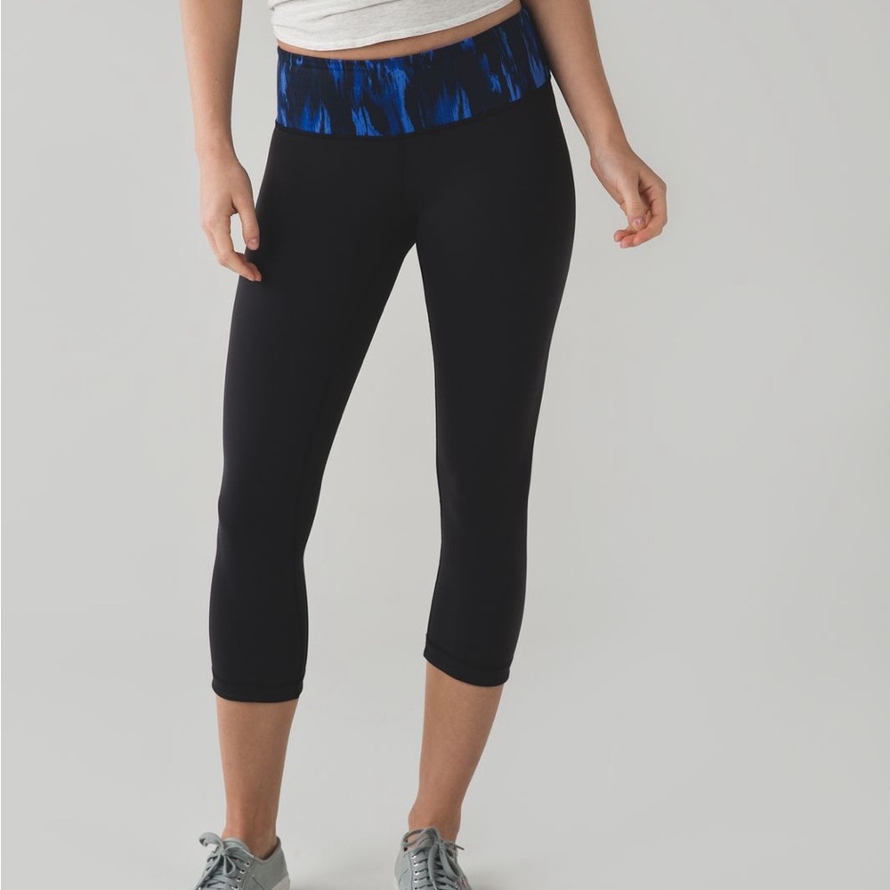 Lululemon Wonder Under reversible Black and Blue  Cropped Leggings size 4